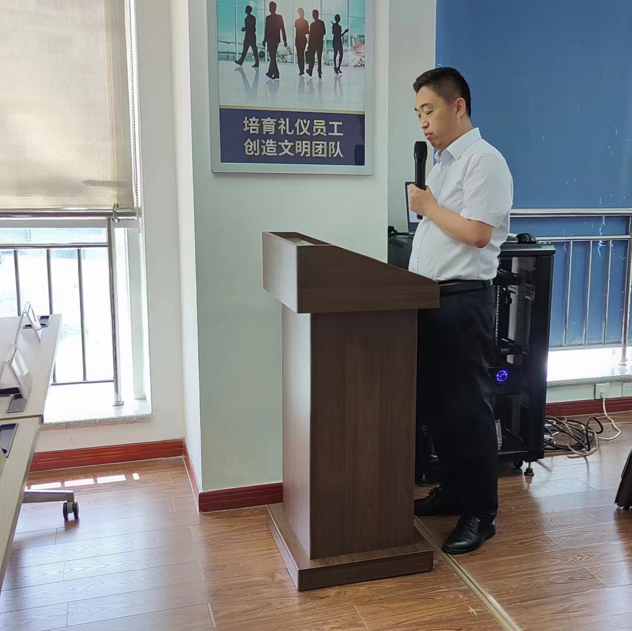 副总.jpg 副总.jpg